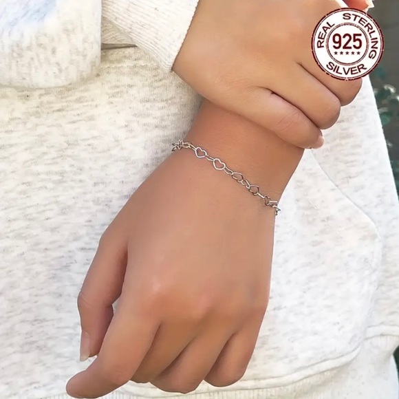 925 Sterling Silver Hollow Out Love Heart Thin Chain Bracelet New in Box - Picture 2 of 6